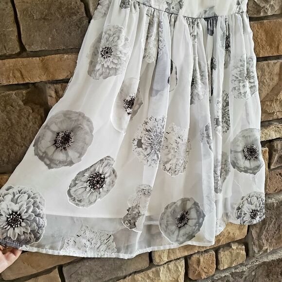 love...ady White & Silver Sleeveless Floral Frock - Picture 3 of 6